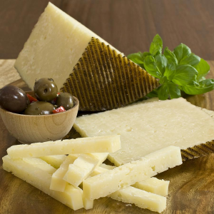 Manchego Cheese - Aged 6 Months - 8 oz cut portion