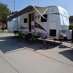 2 Bedroom 1.5 Bath 30ft Dual Slide Out Ready To Camp