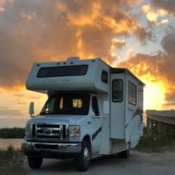 **New Listing** 2009 Thor Chateau with Slide out